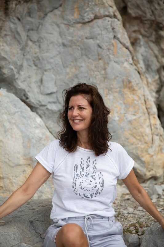 Nicole Peters, Mentorin für hochsensible Frauen, sitzt entspannt in der Natur und lädt dazu ein, Kreativität und inneren Ausdruck wiederzuentdecken.