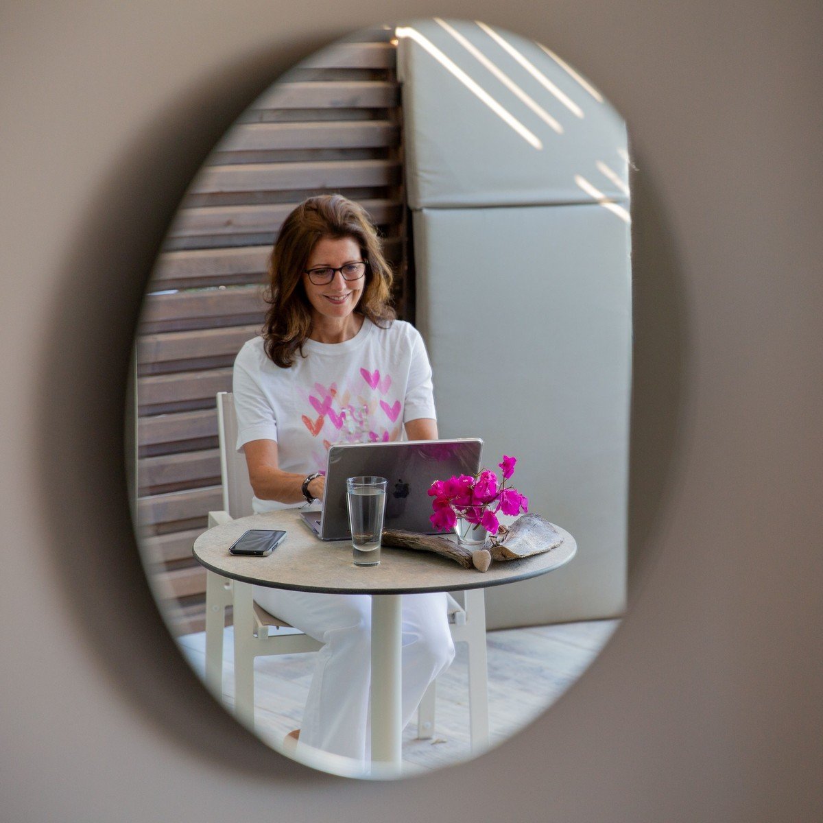 Nicole Peters – Mentorin für hochsensible Frauen bei der Arbeit an ihrem Laptop.